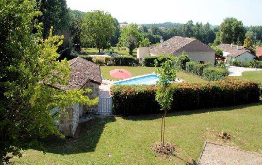 Location de vacances - Gîte à Puysserampion - vue de la chambre sur la piscine et le pool house