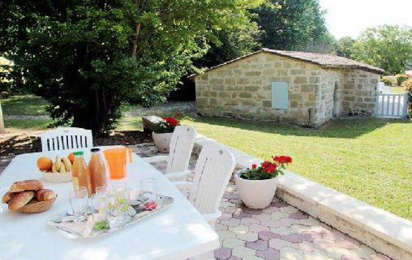 Location de vacances - Gîte à Puysserampion - terrasse avec salon de jardin et parasol