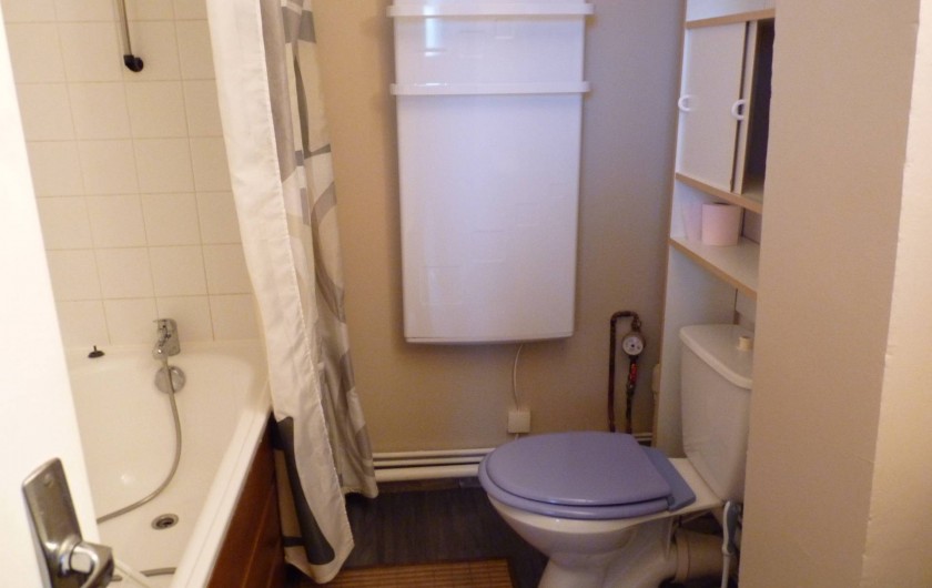 Location de vacances - Appartement à Fort-Mahon-Plage - salle de bain avec baignoire, WC et lavabo