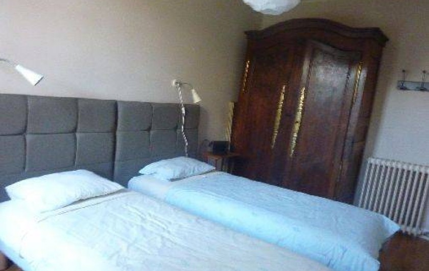 Location de vacances - Appartement à Saint-Malo - Chambre 2 donnant sur jardin Possible réunir les 2 lits en 1 seul de 160x200