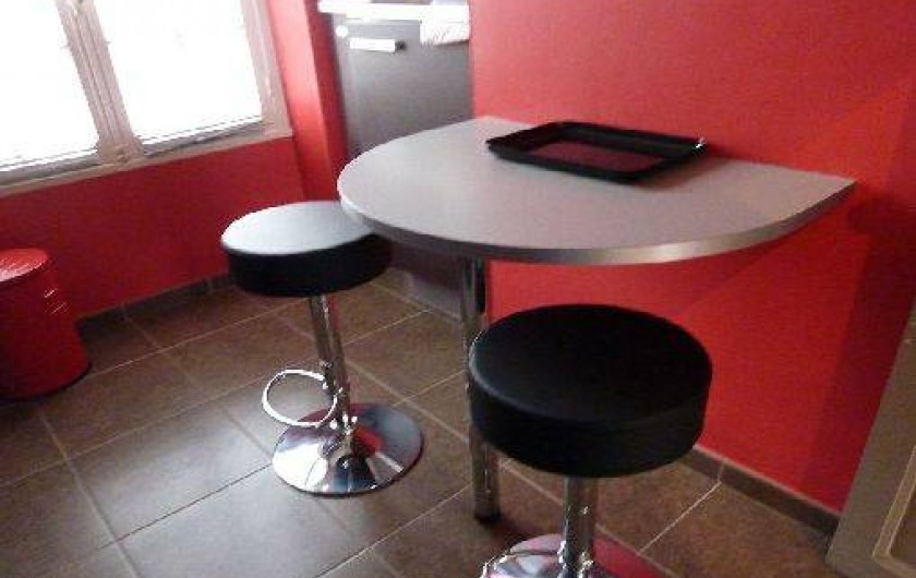 Location de vacances - Appartement à Saint-Malo - Cuisine donnant sur terrasse Four micro-onde Réfrigérateur