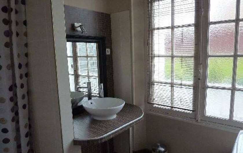 Location de vacances - Appartement à Saint-Malo - Salle d'eau vasque , lave -linge, séchoir à cheveux