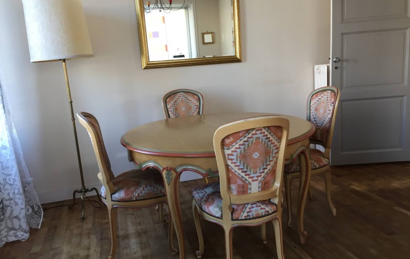 Location de vacances - Appartement à Saint-Malo - Table de salle à manger ds le séjour