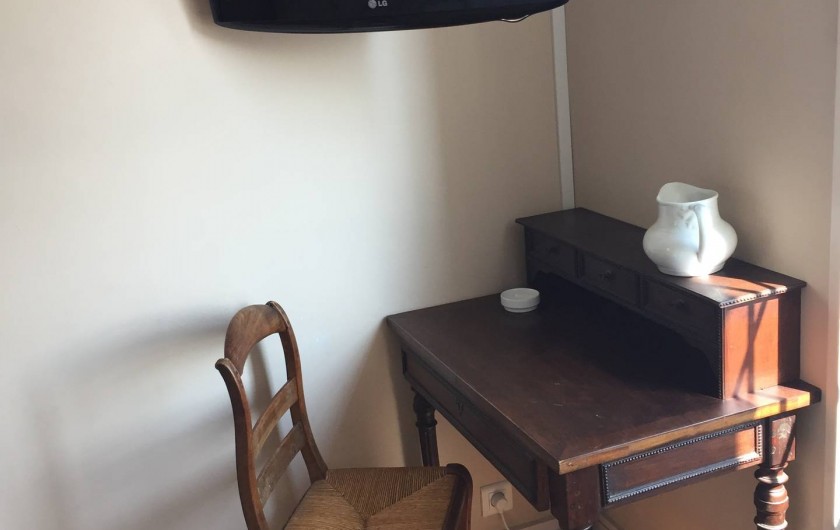 Location de vacances - Appartement à Saint-Malo - Chambre 1 petit bureau et téléviseur LG 70cm