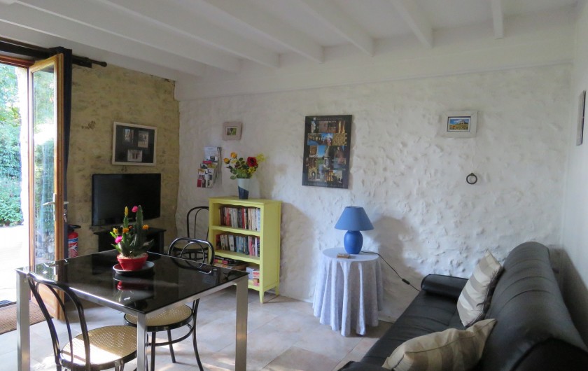 Location de vacances - Gîte à Justian - Pièce à vivre dans gîte Athos donnant  sur le petit jardin privé