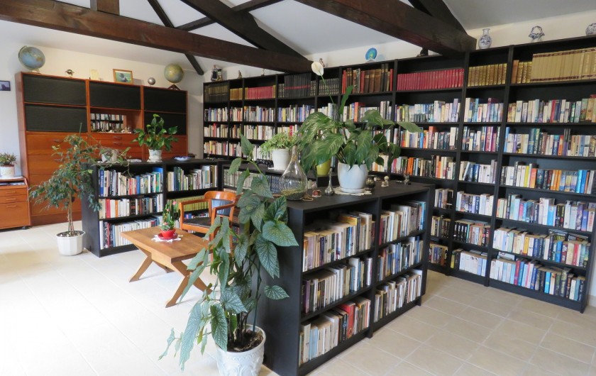 La bibliothèque avec plus de 3000 livres en Français et Anglais.