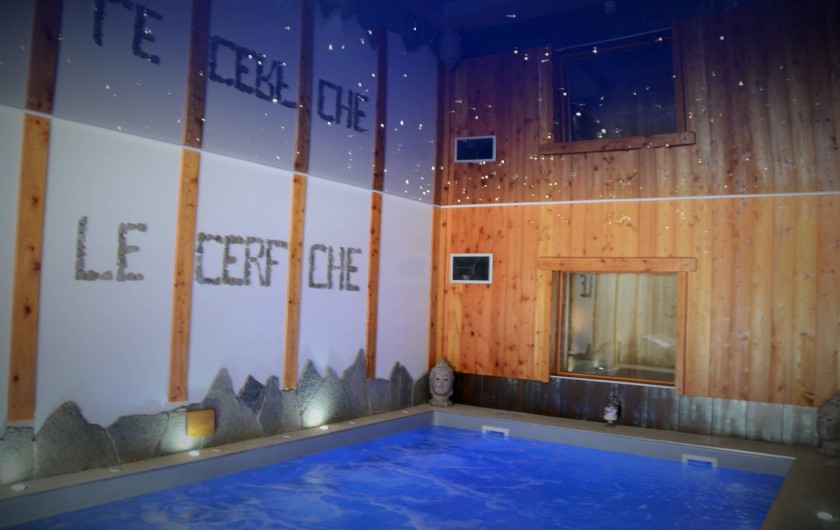 Location de vacances - Chambre d'hôtes à La Salle-les-Alpes - La piscine intérieure  chauffée balnéo comprise dans le tarif