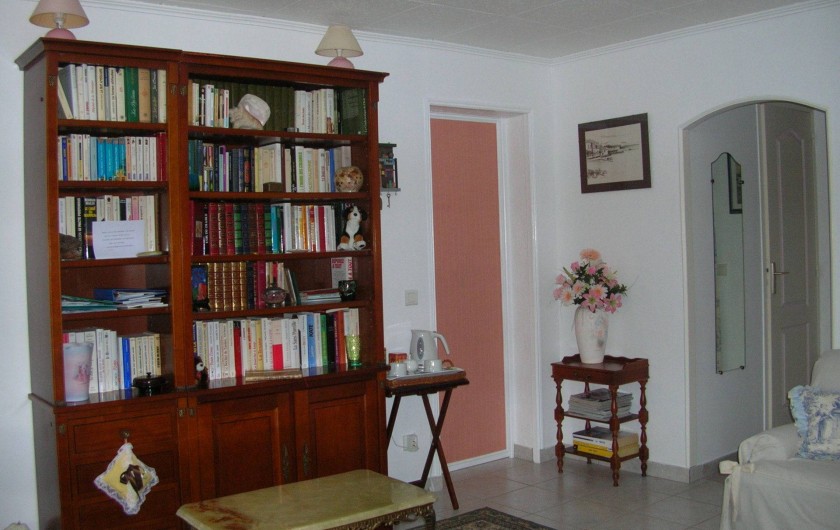 Location de vacances - Appartement à Sainte-Maxime - bibliothèque  dans chambre 1 . Entrée vers toilette séparée et salle d'eau