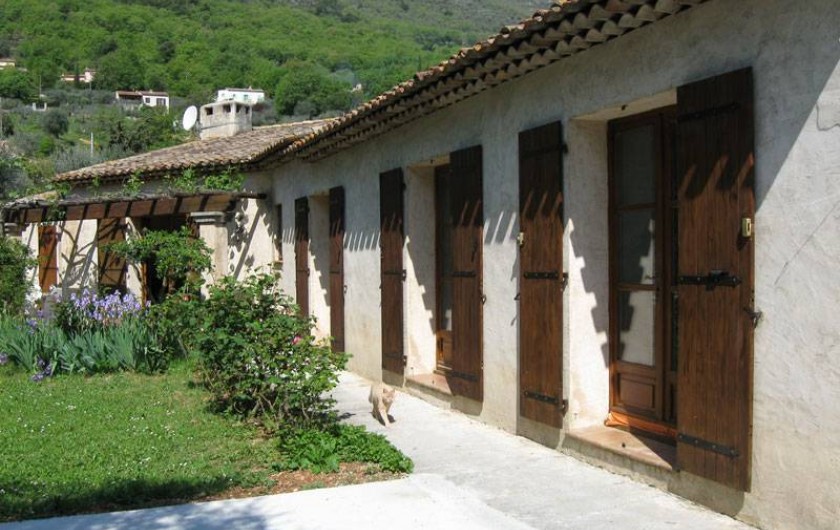 Location de vacances - Appartement à Gattières - Vue jardin et montagne