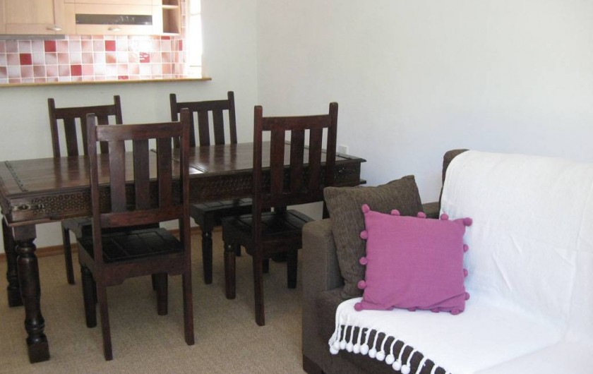 Location de vacances - Appartement à Gattières - Séjour avec canapé-lit et table à manger