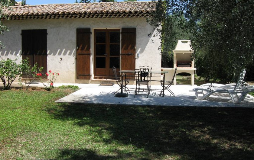 Location de vacances - Appartement à Gattières - Terrasse avec table à manger, transats et barbecue