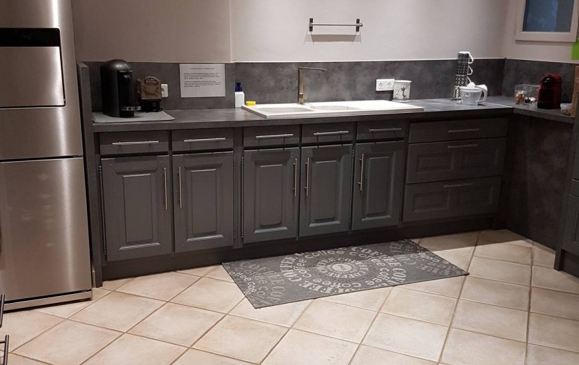 Location de vacances - Mas à L'Isle-sur-la-Sorgue - Cuisine avec grand frigo américain