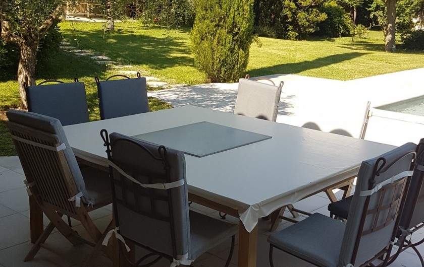 Location de vacances - Mas à L'Isle-sur-la-Sorgue - Table près du Pool House