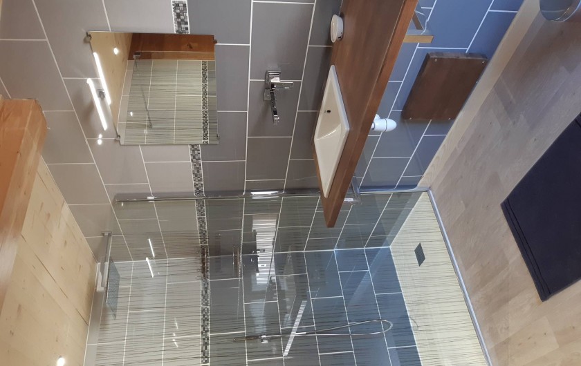 Location de vacances - Chambre d'hôtes à Septmoncel - Salle de bains chambre étage douce à l'italienne et WC séparé