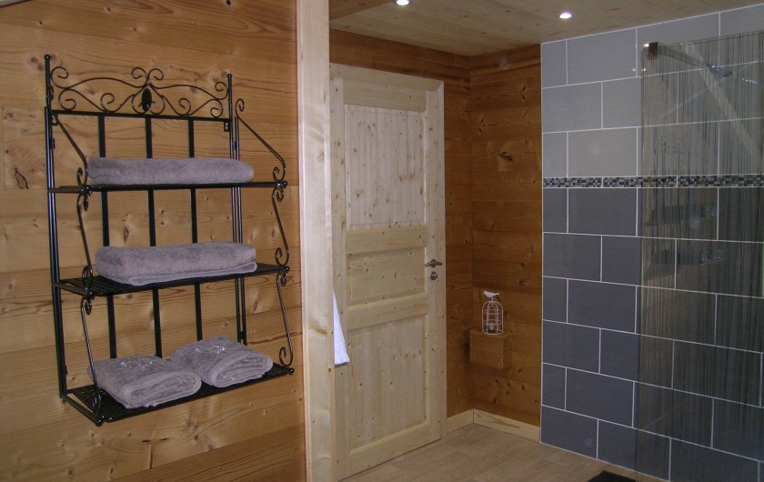 Location de vacances - Chambre d'hôtes à Septmoncel - Salle et bains chambre étage  avec linge de toilette de peignoirs fournis