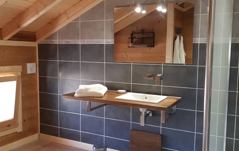 Location de vacances - Chambre d'hôtes à Septmoncel - Salle de bains chambre 2 étage douche à l'italienne  et et WC séparé