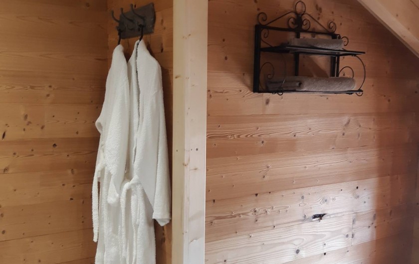 Location de vacances - Chambre d'hôtes à Septmoncel - Salle de bains chambre 2 étage avec linge de toilette de peignoirs fournis