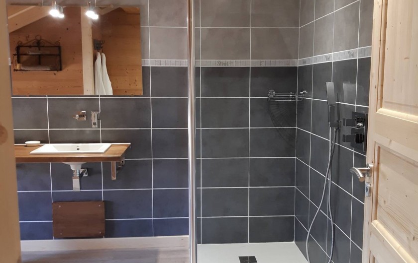 Location de vacances - Chambre d'hôtes à Septmoncel - Salle de bains chambre 2 étage douche à l'italienne