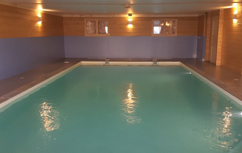 Location de vacances - Chambre d'hôtes à Septmoncel - Aux Brimbelles piscine intérieure 10m x 5m