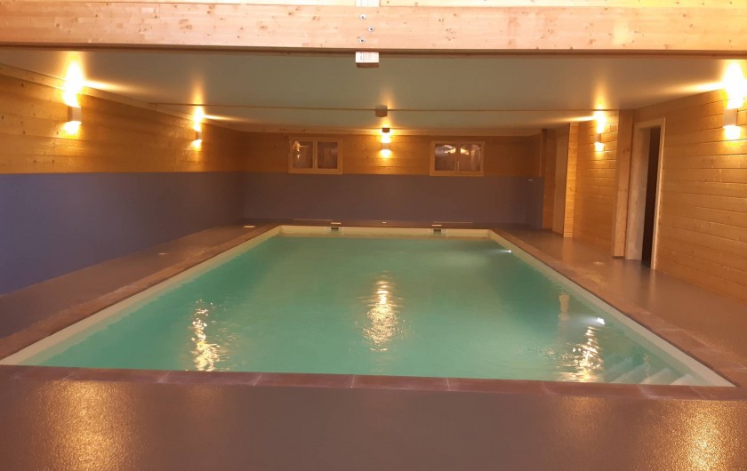 Location de vacances - Chambre d'hôtes à Septmoncel - Aux Brimbelles piscine intérieure 10m x 5m