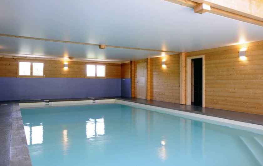 Location de vacances - Chambre d'hôtes à Septmoncel - Aux Brimbelles piscine intérieure 10m x 5m
