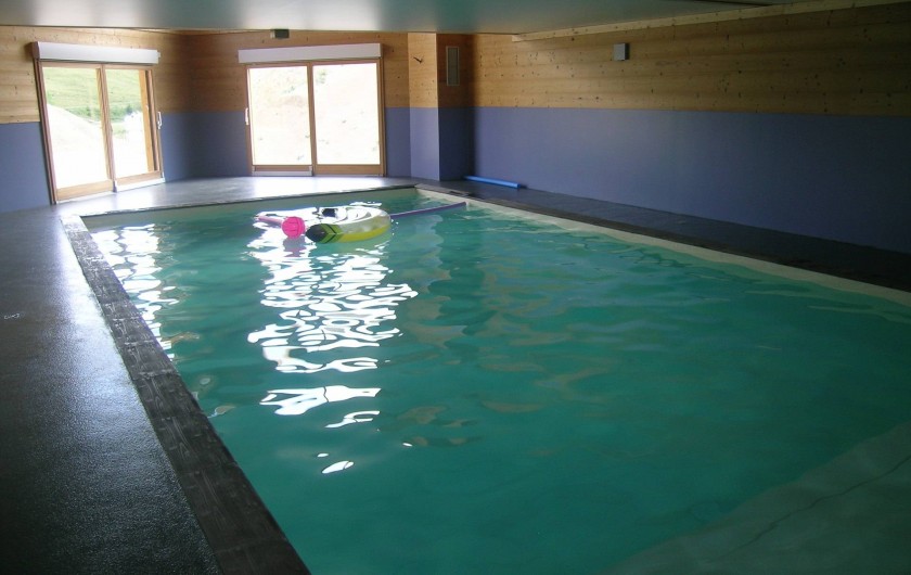 Location de vacances - Chambre d'hôtes à Septmoncel - Aux Brimbelles piscine intérieure 10m x 5m