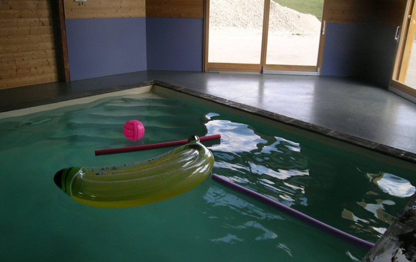 Location de vacances - Chambre d'hôtes à Septmoncel - Aux Brimbelles piscine intérieure 10m x 5m