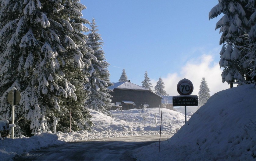 Location de vacances - Chambre d'hôtes à Septmoncel - Entrée Le Manon en hiver