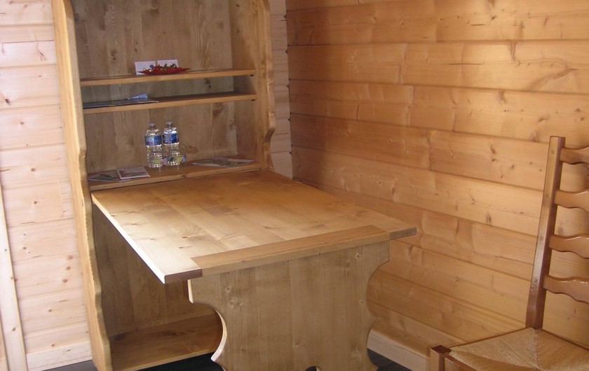 Location de vacances - Chambre d'hôtes à Septmoncel - Coin bureau avec table du berger chambre RDC