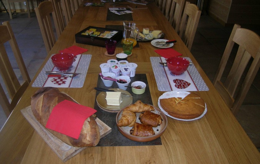 Location de vacances - Chambre d'hôtes à Septmoncel - Petit déjeuner servi à notre table dans notre salle commune