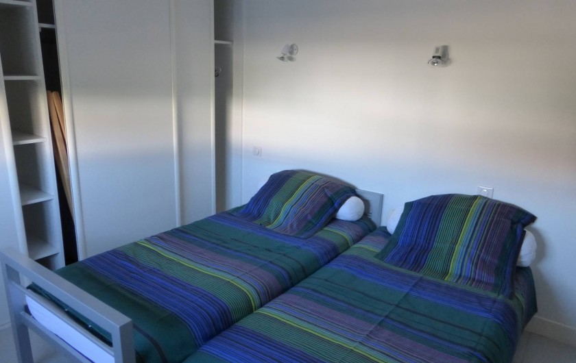 Location de vacances - Appartement à Soorts-Hossegor - appartement n°1: chambre  à 2 lits exposition Est ouvrant sur salle de douche
