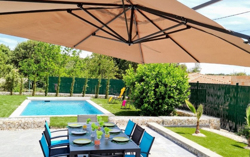 Location de vacances - Mas à Saint-Martin-de-Valgalgues - Terrasse en bordure piscine