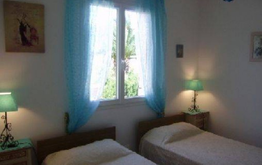 Location de vacances - Villa à Sainte-Lucie de Porto-Vecchio - chambre 2 lits simples / Façade ouest