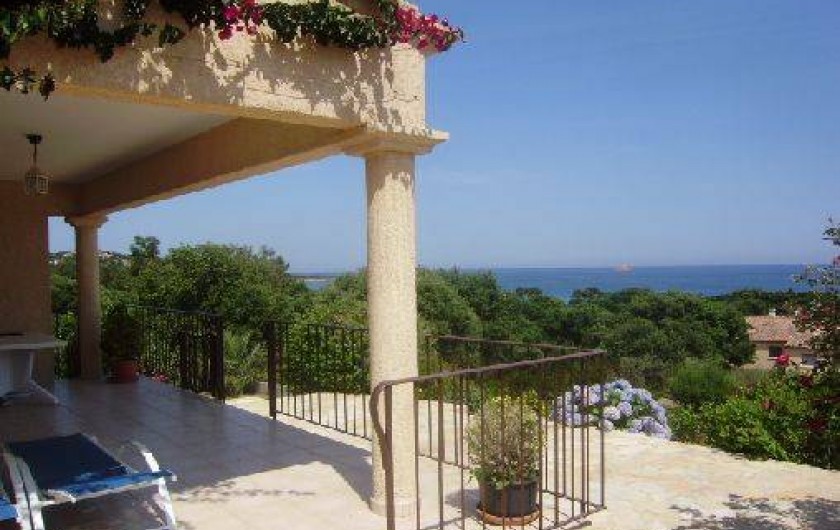 Location de vacances - Villa à Sainte-Lucie de Porto-Vecchio - Terrasse couverte vue sur le golfe de Pinarello