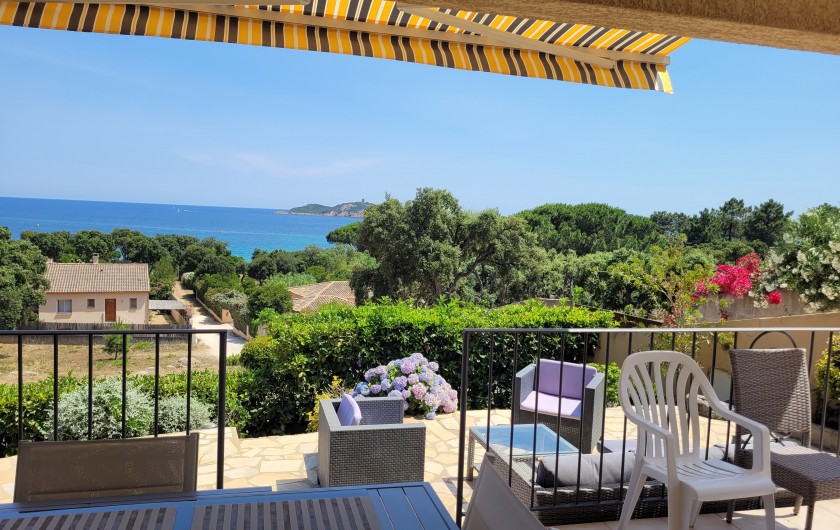 Location de vacances - Villa à Sainte-Lucie de Porto-Vecchio - terrasse vue golfe de Pinarello