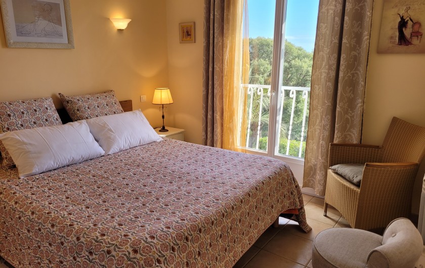 Location de vacances - Villa à Sainte-Lucie de Porto-Vecchio - Chambre double vue mer Queen size 160X200 Penderie et placards de rangement
