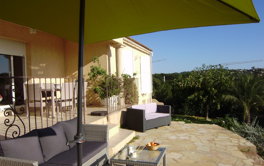 Location de vacances - Villa à Sainte-Lucie de Porto-Vecchio - Terrasse vue mer / Salon de jardin
