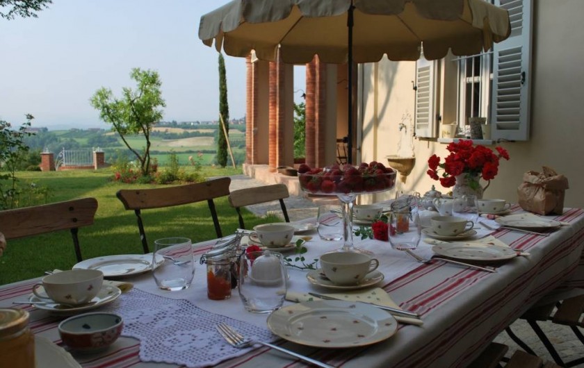 Location de vacances - Chambre d'hôtes à Govone - Petite dejeuner au jardin