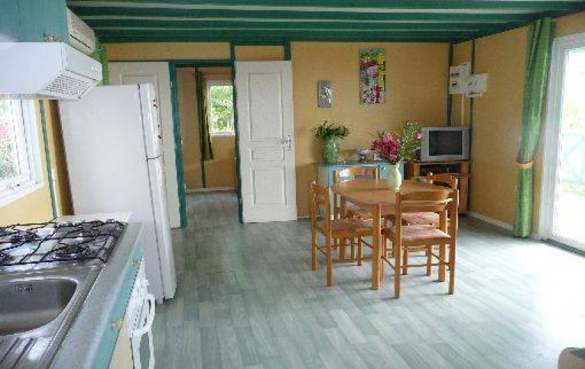 Location de vacances - Chalet à Saint-Leu - salon cuisine vue jardin  et ocean