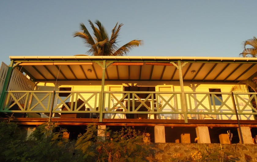 Location de vacances - Chalet à Saint-Leu - Vue exterieur au coucher de soleil