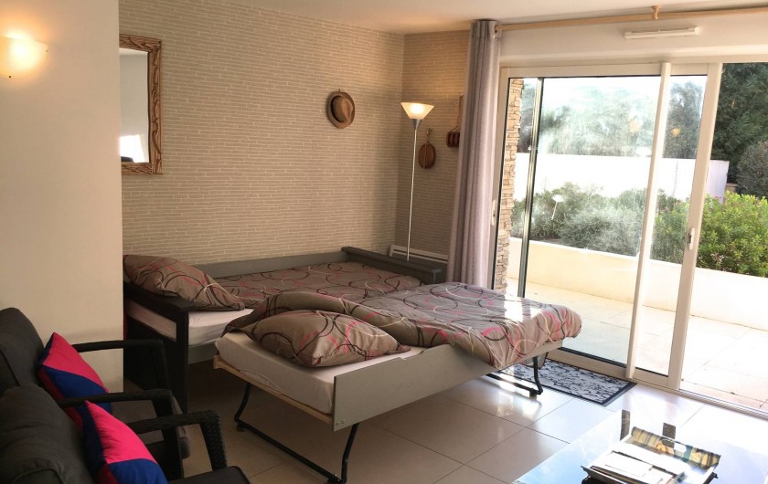Location de vacances - Appartement à Sanary-sur-Mer - CAP SUD - le canapé du salon avec 2 lits ouverts