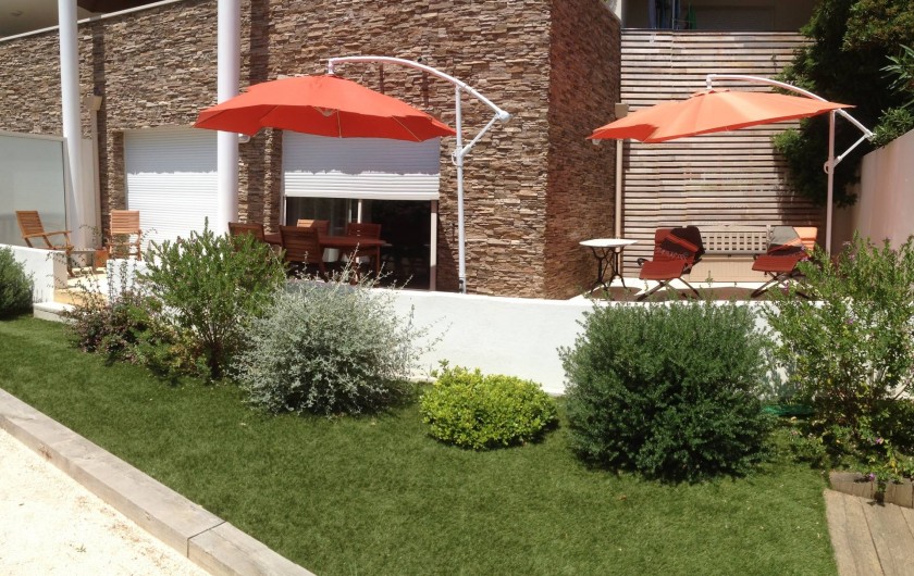 Location de vacances - Appartement à Sanary-sur-Mer - CAP SUD - La terrasse (36 m2) avec table 6 personnes, transats