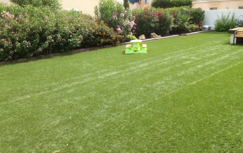 Location de vacances - Appartement à Sanary-sur-Mer - CAP SUD :  un jardin très apprécié aussi des enfants