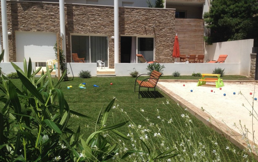 Location de vacances - Appartement à Sanary-sur-Mer - CAP SUD - deux baies vitrées s'ouvrent sur la terrasse et le jardin privatif