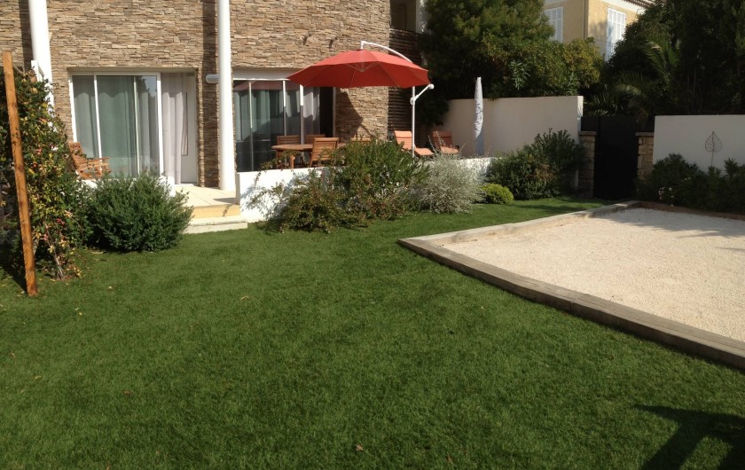 Location de vacances - Appartement à Sanary-sur-Mer - CAP SUD vous apporte calme et verdure au cœur du village