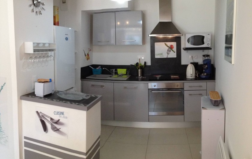 Location de vacances - Appartement à Sanary-sur-Mer - CAP SUD - Une cuisine ouverte bien équipée