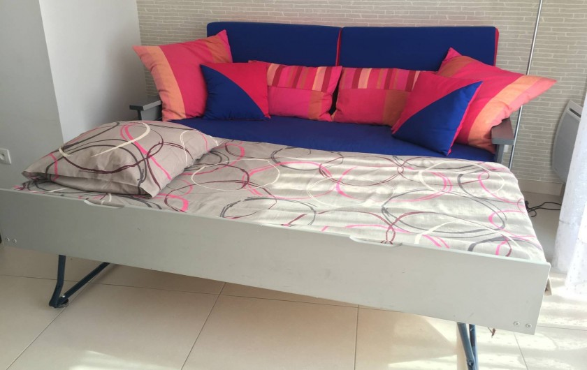 Location de vacances - Appartement à Sanary-sur-Mer - CAP SUD - le canapé du salon avec 1 lit (90 x 190) ouvert