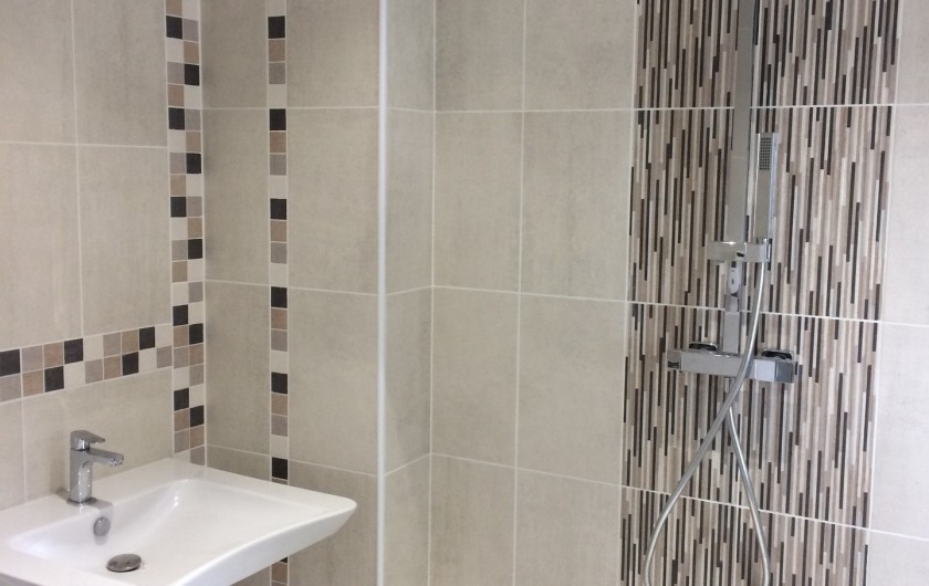 Location de vacances - Gîte à Bosville - salle d'eau avec WC rez de chaussée, accessibilité handicapé