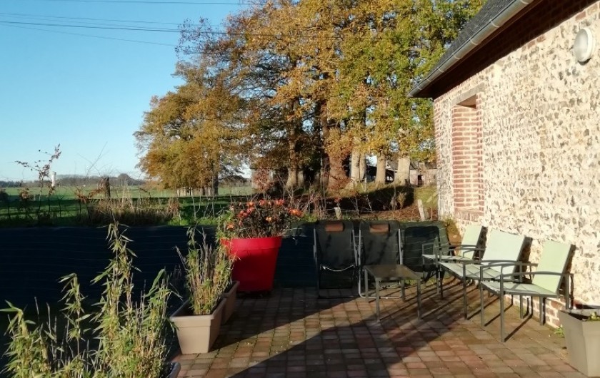 Location de vacances - Gîte à Bosville - Terrasse avec salon de jardin, transats et barbecue
