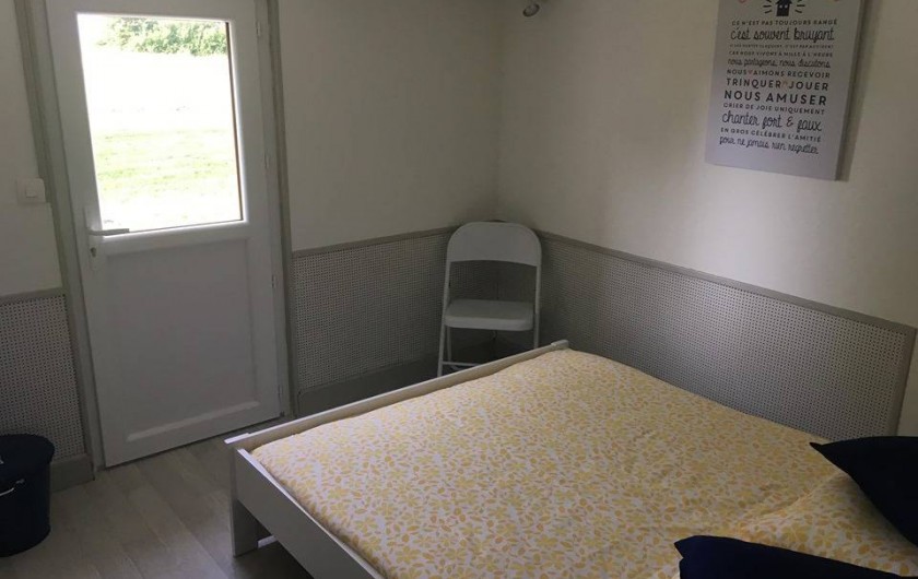 Location de vacances - Gîte à Angé - Chambre numéro 2  composée d'un lit double et d'un vasque robinet